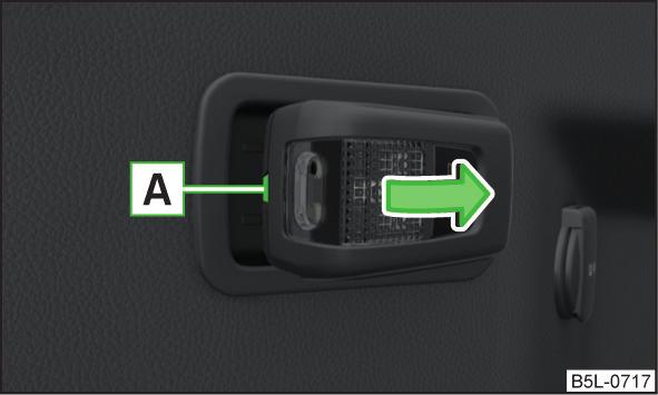 Byte av batteri till den utagbara lampan Bild 185 Uttagning av lampa Byte av batteri i fjärrkontrollen till tillsatsvärmen (parkeringsvärmaren) Bild 184 Fjärrkontroll: Batterilock på sidan 226.