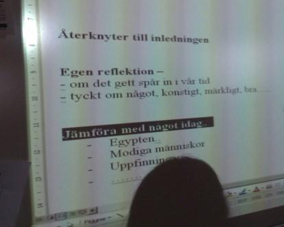 Parallellt med samskrivandet granskade de olika texter både elevtexter och lärobokstexter där skrivsyftet var kunskapsutveckling genom en resonerande skrivhandling. Figur 4.