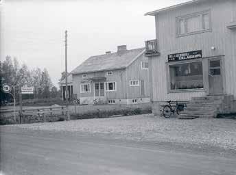 Yrkeslivet och det lokala vardagslivet varvas även nu med världshändelser och händelserna för hundra år sedan har satt spår också i den här dagboken: 1917 Okt. 16.