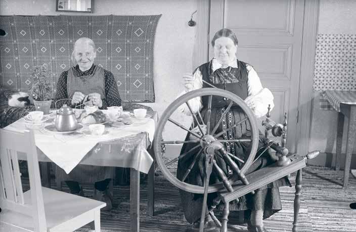 Handarbete vid kaffebordet förevigades av