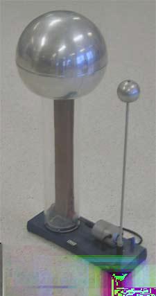 Dagens modernaste version är en van de Graaff-generator (utvecklingen av denna började 1929 med Robert J. Van de Graaff [http://en.wikipedia.