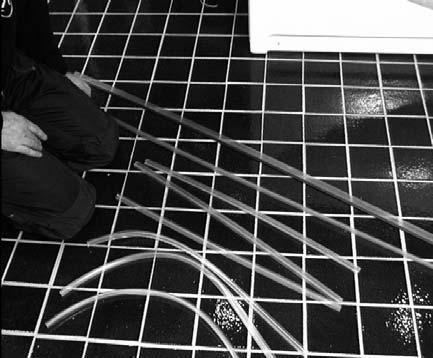 I förpackningen fi nns alla plastlister för glasväggarna och dörren. Listen med magnetslingan är för dörröppningen, och den andra långa listen är till insidan av dörren.
