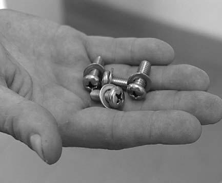 Våtrumssilikonera även nertill på aluminiumprofi len som sitter på glasväggen.