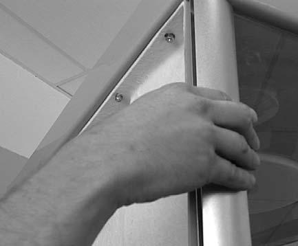 Bild med borrmaskin ska komma efter bild D Var noga med att bara borra genom första aluminiumväggen.