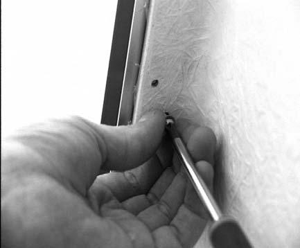 Tryk bagvæggen indaf og bor et 3,2 mm hul til skruerne. Paina takaseinää sisäänpäin ja poraa 3,2 mm reikä ruuveille 3,2,.