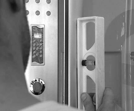 För säkerhetsskull så våtrumssilikonerar Ni runt aluminiumprofi len och inne i den för att förhindra att något vatten kommer ut.