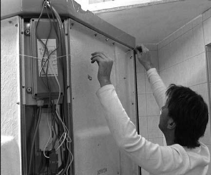 . 7( Sist tar vi antennen för radion som bör sättas långt ifrån varandra för bäst mottagning.