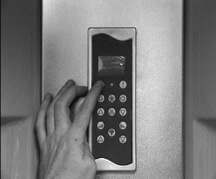På den digitala panelen fi nns alla kommandon, starta igång med att trycka på den övre vänstra knappen, På det digitale panelet fi nnes alle