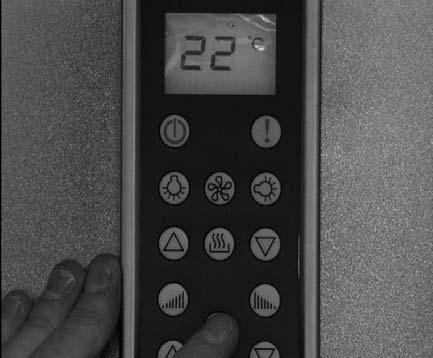 Den kommer automatiskt upp till den önskade temperaturen som Ni ställt in. og senker temperaturen med den høyre knappen ved siden av start- og stopp knappen til steameren.