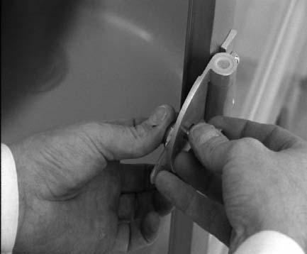 Elektriciteten kopplas in i elektronikboxen och vidare till eldosan i badrummet. 16 ampers säkring, och inkoppling får endast utföras av behörig elektriker.