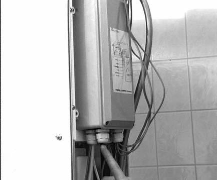 Elektriciteten tilsluttes elektronikboksen og videre til elstikket i badeværelset. Tilslutningen må kun udføres af en elektriker (16 A sikring).