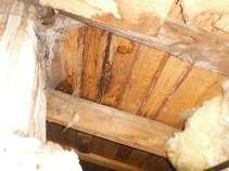 Spår efter gammalt läckage i tak vid murstock Sovrum söder Dörr i behov av
