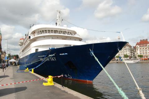Insignia Rederi: Oceania Cruises Byggd: 1998 Längd: 181 meter