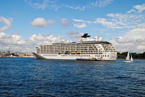 2002 Längd: 196 meter Brt: 43 188 Passagerare: 385 Seadream I på Ösel, fotograf Kim Viktor. 2011.07.01. Seven Seas Voyager, fotograf Kim Viktor.