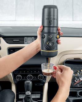 Med den portabla kaffemaskinen kan du njuta av en väldoftande kopp när och var som helst. Dock rekommenderar vi att bryggning endast sker när bilen står still.