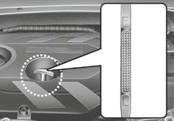 Motorolja/Spolarvätska/Övrig information Kontrollera motoroljenivån [7] Dra ut oljestickan och kontrollera nivån. Nivån ska ligga mellan F och L.
