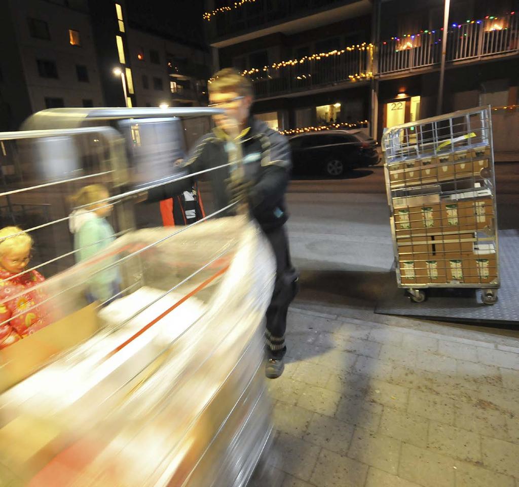 Köket på Björkris förskola och skola får leverans av matvaror tidigt en morgon. Förväntansfulla skolbarn och kökspersonal tar emot leveransen. ut av Postnord enligt en uträknad rutt.