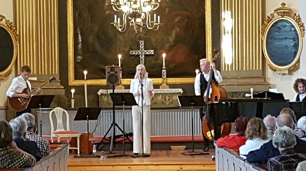 Agnes Hulander sjöng och spelade cello, William Schotte spelade jazzgitarr och Joel Hulander kontrabas, Jonny Ek spelade piano. Gruppen bjöd på jazz, psalmer och sommarsånger av bl.