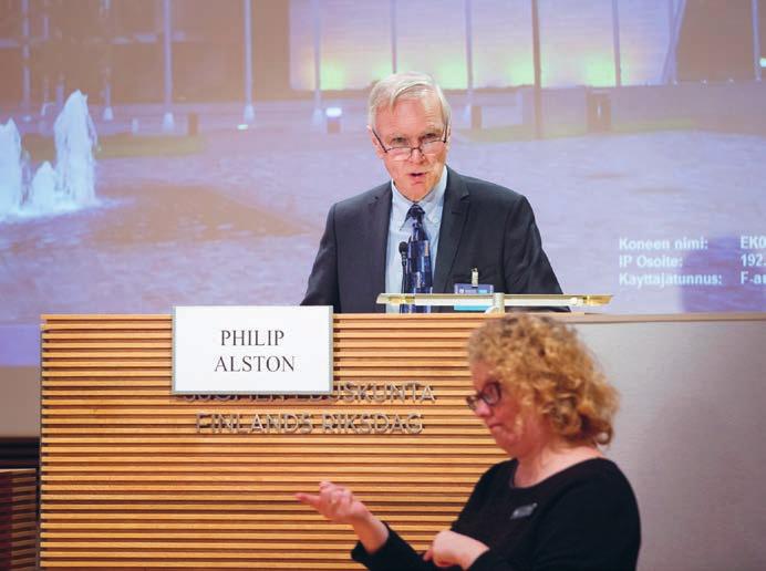 IHMISOIKEUSKESKUS MÄNNISKORÄTTSCENTRET YK:n erityisraportoija Philip Alston puhui Ihmisoikeuskeskuksen, Suomen YK-liiton ja ulkoasiainministeriön juhlaseminaarissa.