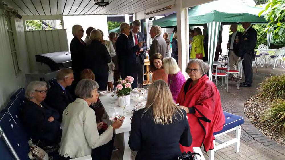 Christer Harplinger avtackade sina tre avgående AG med blommor och vin tillsammans med avgående utbildningsansvarige, som alla fyra ska få vars en PHF, som tyvärr inte