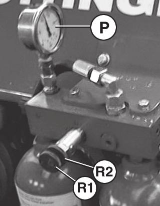 INTÄLLNINGAR HYDRAULICHE MÄHWERKENTLATUNG 6. täng tryckventilen helt (P1). 10. Kontrollera avståndet (14,5 cm) mellan tre punkts fästet och borrningen (7b) se bild 5.