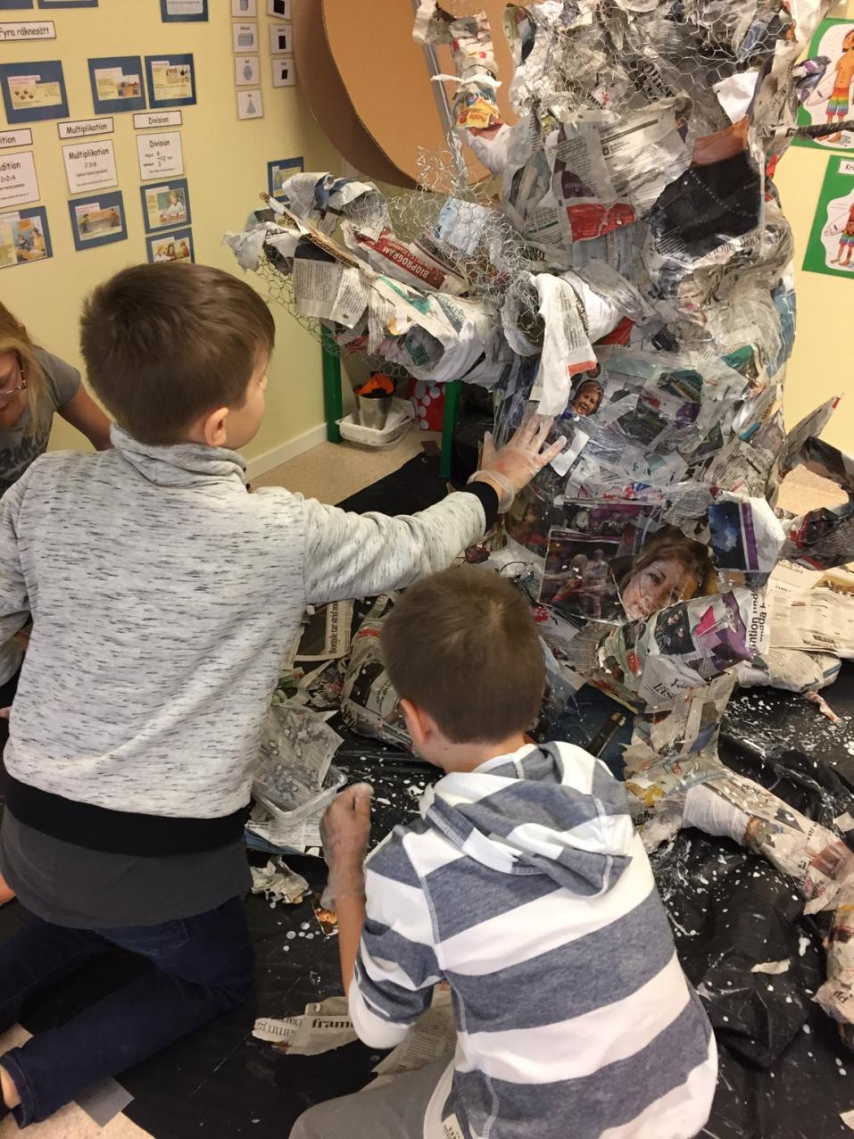 RESEARCHER Vi formar trädets kropp med hjälp av papier mache. Där jobbar man med trälim och papper.