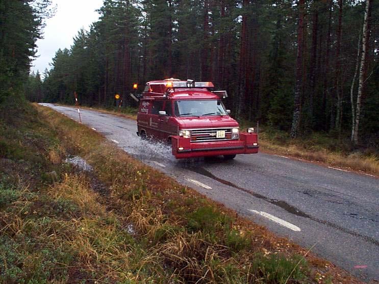 backighet. De områden där stående vatten finns kan utsättas för en snabbare nedbrytningstakt då vatten tränger ner i vägkroppen genom sprickor i beläggningen (fig 11).