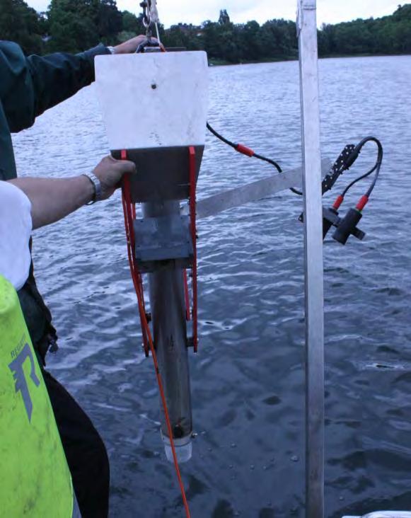 Figur 4 och 5. Geminihämtare med bottenvideokamera monterad på sidoarm för filmning av provtagning vid sedimentytan.