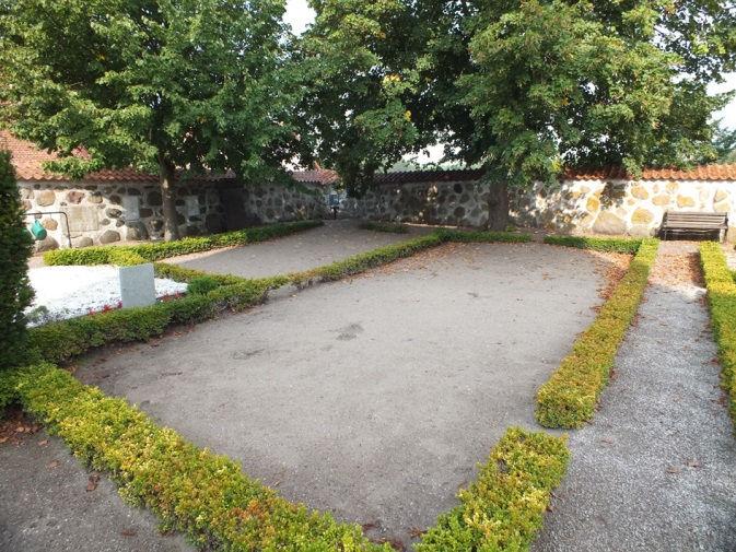 Särskilt den senare är allvarlig då den kan drabba all buxbom på kyrkogården. Gravplatser med nivåskillnader i jämförelse med omgivande mark bör jämnas ut.