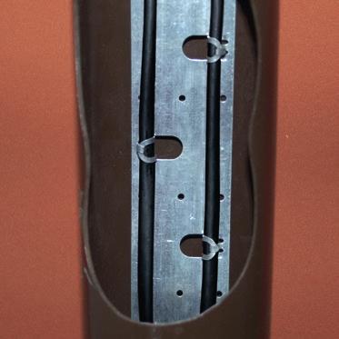 När den självbegränsande värmekabeln DEVIiceguard installeras i stuprör behövs ingen metallkedja. Kabeln måste däremot skyddas mot fysiska skador, till exempel vassa kanter på stuprör i metall.