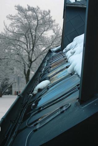 5.1.2 Takkanter Stora mängder snö och is ansamlas ofta på lågt belägna och ouppvärmda takområden (i synnerhet på varma tak). Dessa kommer långsamt att förvandlas till ett stort och tungt överhäng.