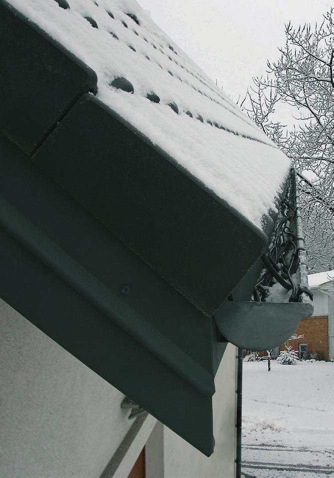 4. Systemkonstruktion Fördelar Håller hängrännor och stuprör fria från is och snö. Avlägsnar smältvatten. Inga farliga isbildningar eller snöansamlingar bildas på taket.