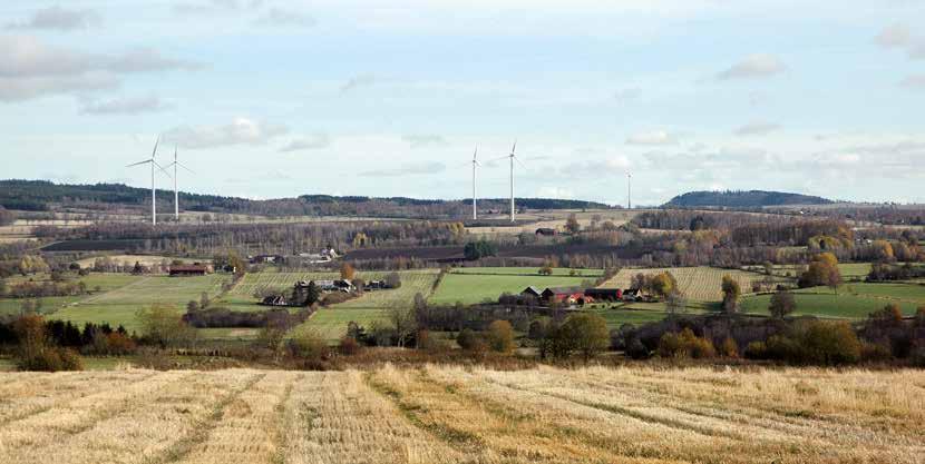 Höstvy över Åslesänkan, Gerumsbergets silhuett till höger i bild samt moderna inslag i form av vindkraftverk i det mångtusenåriga odlingslandskapet.