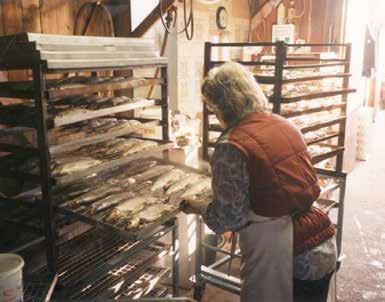 Barbro Jonsson är pionjär bland kvinnorna i fisket i Spiken. Här röker hon fisk. Tillsammans med maken Birger startade hon Jonssons Fiskprodukter på 1970 talet.