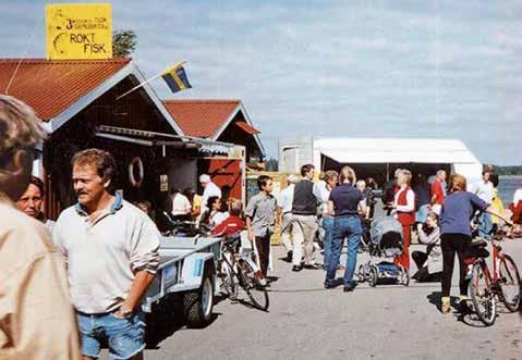 Spikens fiskehamn sommaren 2001, efter den stora översvämningen. Jonsson fick använda en fiskvagn istället för fiskeboden som behövde repareras.