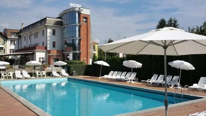 Hotel Nuova Italia Hotel Nuova Italia erbjuder frukost och fri tillgång till den härliga utomhuspoolen under sommaren.