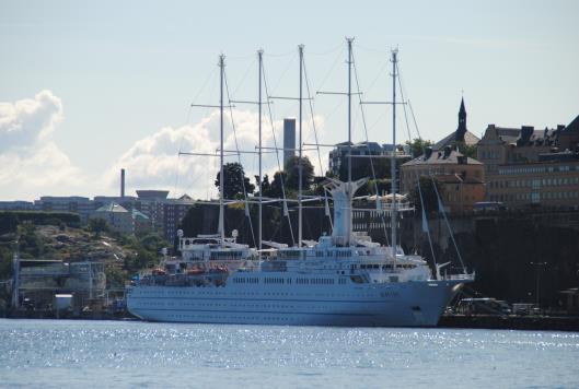 Legend of the Seas tar över Vision of the Seas kryssningar från Stockholm.