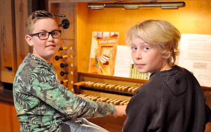Bröderna Oliver och Rasmus Landin har just börjat lära sig spela på orgeln i Surte kyrka. Snart är det dags att spela för publik. Orgeldebut på nationaldagen Det är måndag eftermiddag i Surte kyrka.