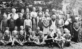 Den svenska småskolan, klasserna 1-2, verkade i den nya finska skolan, som man delade matsal, gymnastik- och festsal med.
