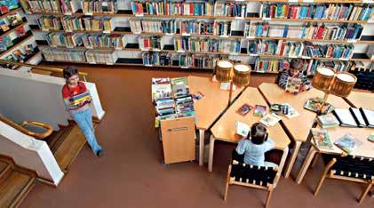 Lässtimulerande insatser för barn hör till de viktigaste uppgifterna för biblioteken. FOTO: LIBRARIES.FI Under 1990-talet fanns det över 200 bokbussar i rullning, i dag finns det runt 150 bokbussar.