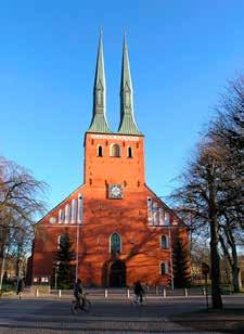 Prästvigningsmässan blir en högtidlig och mäktig upplevelse med fin musik i den vackra domkyrkan. Buss avgår från Alsjöholm 08.30 och Örsjö 09.00.