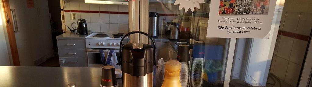 Kaffe: - Kaffe och filter finns i lådan snett under kaffebryggarna. - En påse per full kanna (10 koppar).