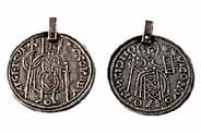 De äkta mynten var gjorda av silver men kopiorna görs i stål och mässing.
