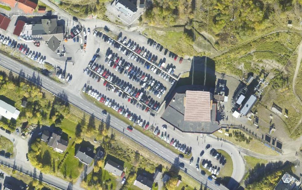 2 Nuläge trafik Planområdet ligger i anslutning till Kabinbanans dalstation längs med E14. Väster om Kabinbanan finns markparkeringar i tre nivåer, den nedre i nivå med E14.