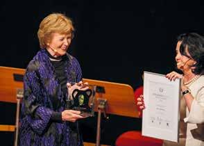 STOCKHOLM HUMAN RIGHTS AWARD Stockholm Human Rights Award tilldelades Mary Robinson Anne Ramberg lämnade över utmärkelsen, som består av ett diplom och ett konstverk i glas.