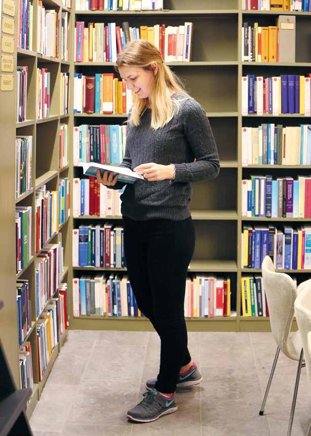 JURIDISKA BIBLIOTEKET Stiftelsen Juridiska biblioteket, grundat 1935, som finns i Advokatsamfundets hus på Norra Djurgården, har en väl uppdaterad