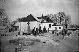 Tornet ersattes vid mitten av 1700-talet av en fristående klockstapel nordväst om kyrkan utanför kyrkogårdsmuren. År 1854 byggdes sakristian. Begravningsplatsen torde vara samtida med kyrkan.