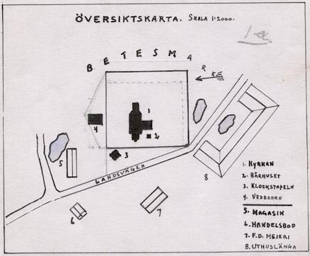 Det ska också ha funnits porthus vid de tre ingångarna till kyrkogården. I ett inventeringsprotokoll från 1830 nämns en vintergrav i sten och ett bårhus i trä på kyrkogården.