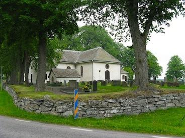 Bårhuset ligger strax söder om kyrkans vapenhus. Det har vitputsade väggar och sadeltak med skiffer.