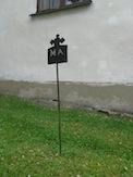 Karaktäristik: Litet, stående gjutjärnskors med trepassform på korsarmarnas ändar. Ingen inskription eller dekor.